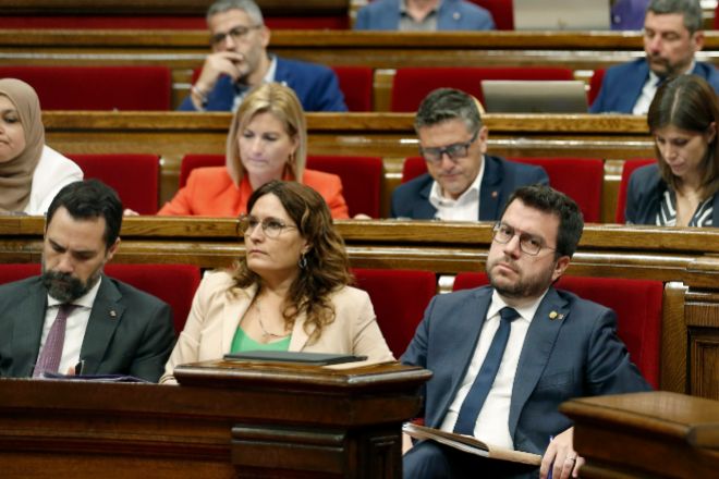 Pere Aragonès, sus consellers y los diputados de ERC, este miércoles en el pleno del Parlament.