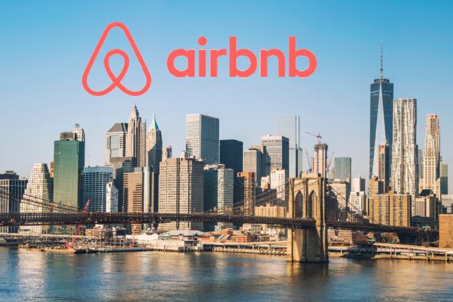 Fotomontaje del logo de Airbnb, que ha recurrido a los CoCos, con el skyline de Nueva York.