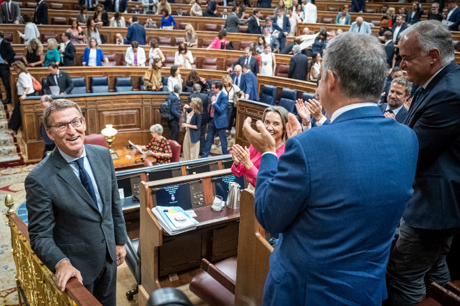 Alberto Núñez Feijóo, ayer en el Congreso, aplaudido por los suyos tras la primera votación de su debate de investidura.