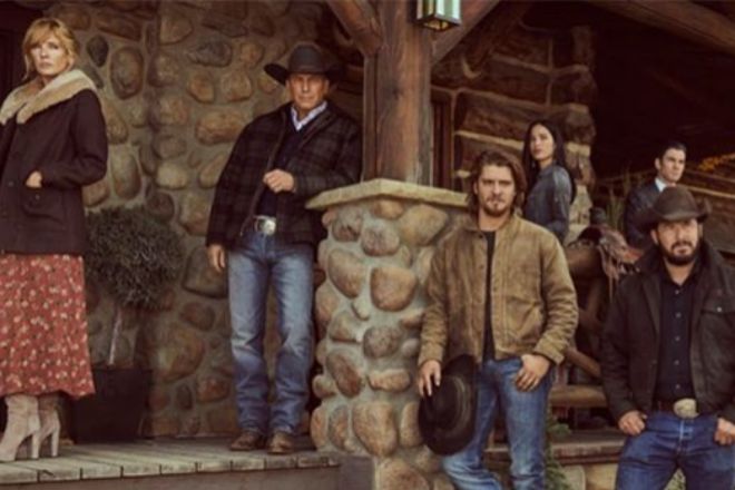 El reparto de 'Yellowstone' posa en el porche del rancho. De izda a dcha.: Kelly Reilly, Kevin Costner, Luke Grimes, Kelsey Asbille, West Bentley y Cole Hauser.