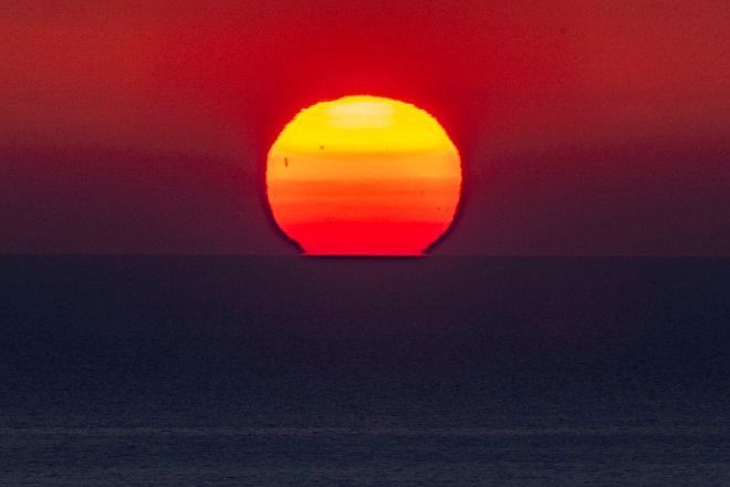 El sol se pone sobre la línea del horizonte en el mar en Andratx, Baleares, el pasado mes de junio.