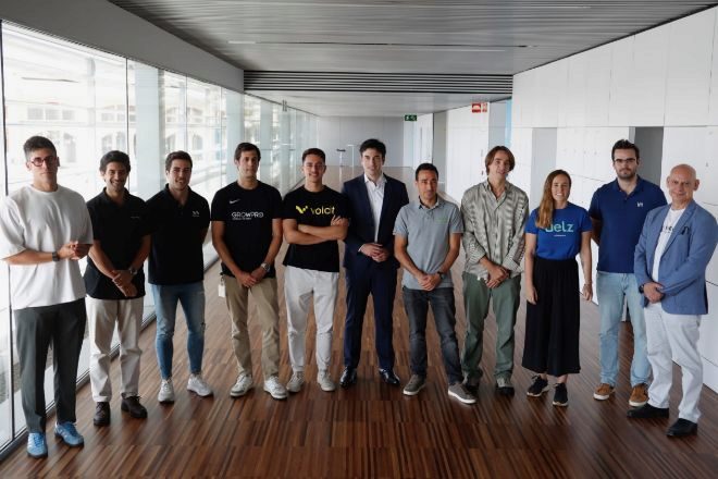 Representantes de la nueve startups, junto a Pepe Peris, director general de Angels, y Ander Michelena, cofundador de Ticketbis.