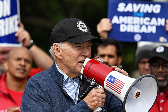 El presidente de EEUU, Joe Biden, acudió esta semana a la primera línea de los piquetes para mostrar su apoyo a los empleados en huelga.