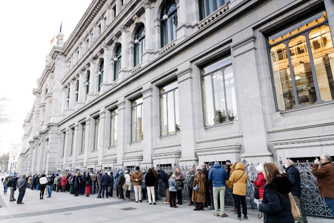 Decenas de personas haciendo cola para contratar Letras del Tesoro en el Banco de España el pasado mes de febrero.