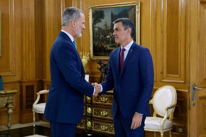El rey Felipe VI  (i) recibe al presidente del Gobierno en funciones y líder del PSOE, Pedro Sánchez (d).