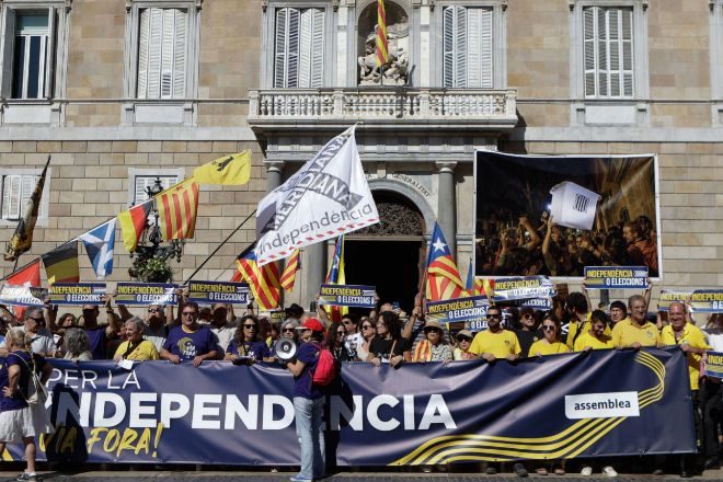 Manifestación convocada este domingo ante el Palacio de la Generalitat, en Barcelona, en el marco de los actos para conmemorar el sexto aniversario del 1 de octubre de 2017.