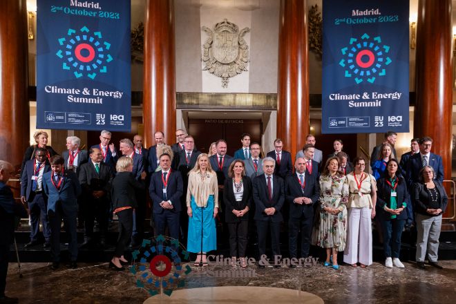 La vicepresidenta tercera y ministra para la Transición Ecológica en funciones, Teresa Ribera, posa para una foto de grupo junto al resto de asistentes en el marco de la Cumbre Internacional del Clima en Madrid.