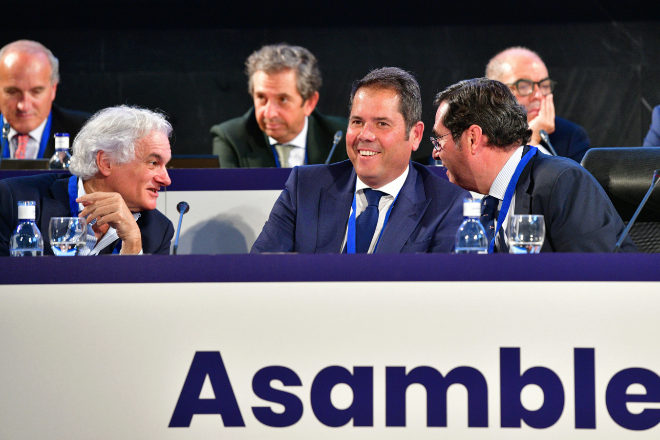 De izquierda a derecha, Miguel Garrido, presidente de CEIM; Gerardo Cuerva, presidente de Cepyme, y Antonio Garamendi, presidente de CEOEE, en la asamblea de julio de la patronal española.