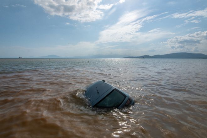 Un coche se hunde en el mar tras el paso de la tormenta Elía, menos de un mes después de que la tormenta Daniel azotara la región