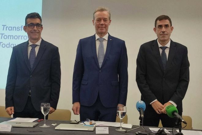 Santiago Bretón, director de Operaciones; Bruno De Briève, presidente; y Daniel Lioyarte, director financiero de UBE Corporation Europe.