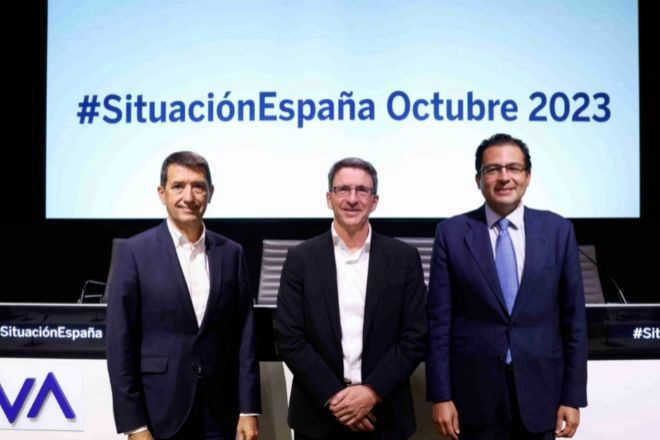 Jorge Sicilia, Rafael Doménech y Miguel Cardoso hoy en Madrid durante la presentación del informe Situación España.