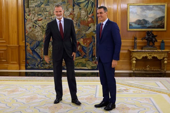 El rey Felipe VI (i) recibe al líder del PSOE y presidente del Gobierno en funciones, Pedro Sánchez, a su llegada al encuentro celebrado este martes en el Palacio de La Zarzuela.