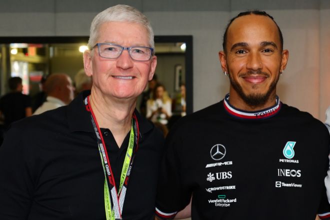 Tim Cook con Lewis Hamilton durante el Gran Premio de Estados Unidos, en Texas.
