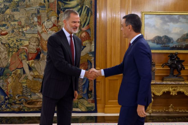El rey Felipe VI estrecha la mano al líder del PSOE y presidente del Gobierno en funciones,Pedro Sánchez, antes de su encuentro este martes.