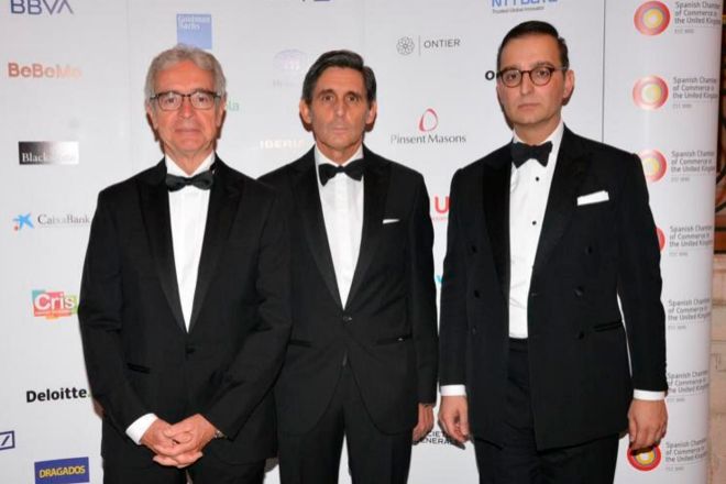 El embajador de España, José Pascual Marco; José María Álvarez-Pallete, presidente de Telefónica; y el presidente de la Cámara de Comercio de España en Reino Unido, Eduardo Barrachina, ayer en la gala.