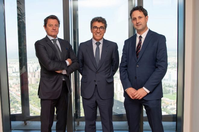 De izquierda a derecha, Francisco Cavero, el socio director de PwC Tax & Legal Joaquin Latorre, y José Ahedo.