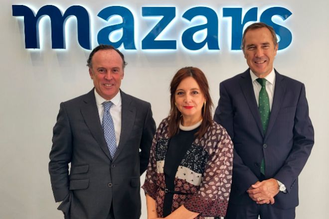Juan Riquelme, Raquel González y Gastón Durand, responsable del área legal en la oficina de Madrid de Mazars.