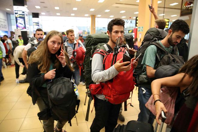 Jóvenes israelíes en la reserva hacen cola para embarcarse en un vuelo con destino a Tel Aviv.