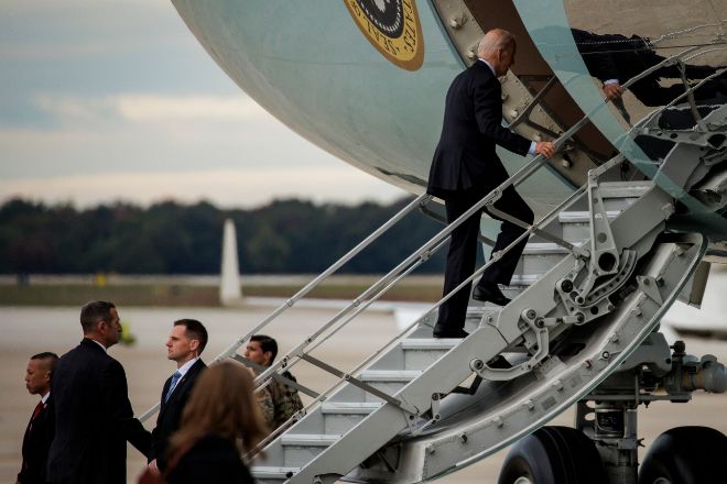 El presidente norteamericano Joe Biden sube a bordo del Air Force One ayer en Maryland con destino a Israel.