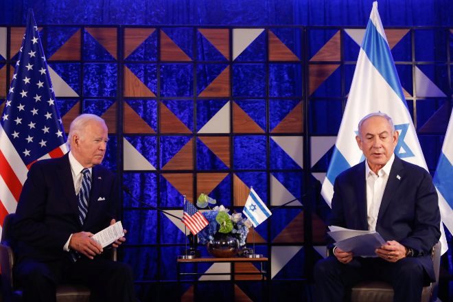 Joe Biden y Benjamin Netanyahu durante la rueda de prensa hoy en Tel Aviv, Israel.