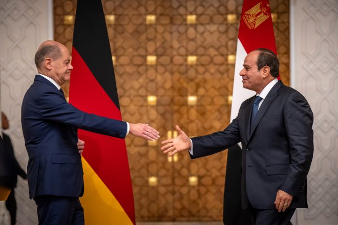 El presidente egipcio Abdel Fattah al-Sisi y el canciller alemán Olaf Scholz hoy en el Cairo durante la escalada del conflicto palestino-israelí.