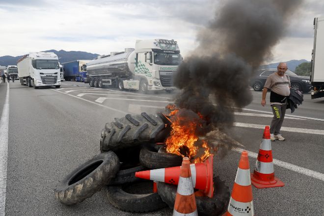 Ruedas de vehículo ardiendo esta mañana en la manifestación de los viticultores franceses.
