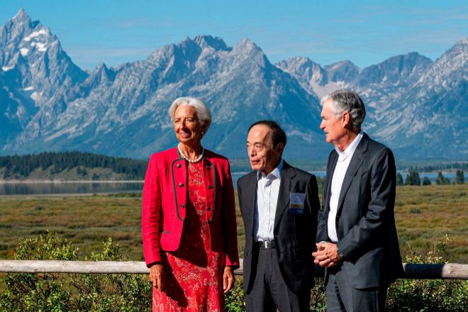En la imagen, la presidenta del Banco Central Europeo, Christine Lagarde; el gobernador del Banco de Japón, Kazuo Ueda, y el presidente de la Reserva Federal, Jerome Powell,  en la última reunión de Jackson Hole.