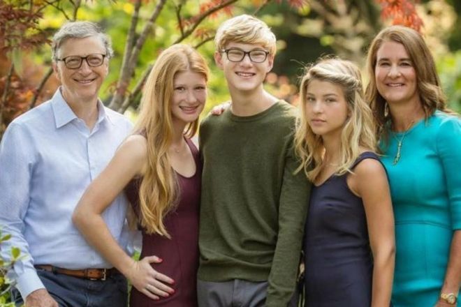 Bill y Melinda Gates con sus tres hijos, Jennifer, Rory y Phoebe. El empresario anunció que dejará una cantidad mínima de su patrimonio a sus hijos.