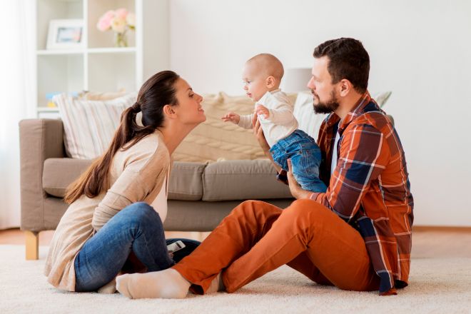 Acuerdo PSOE-Sumar: ampliación del permiso de paternidad y maternidad a 20 semanas