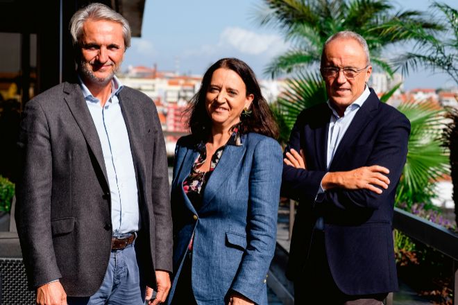 El presidente de Broseta Manuel Broseta, junto a la socia directora Rosa Vidal y el nuevo socio José Vicente Belenguer.