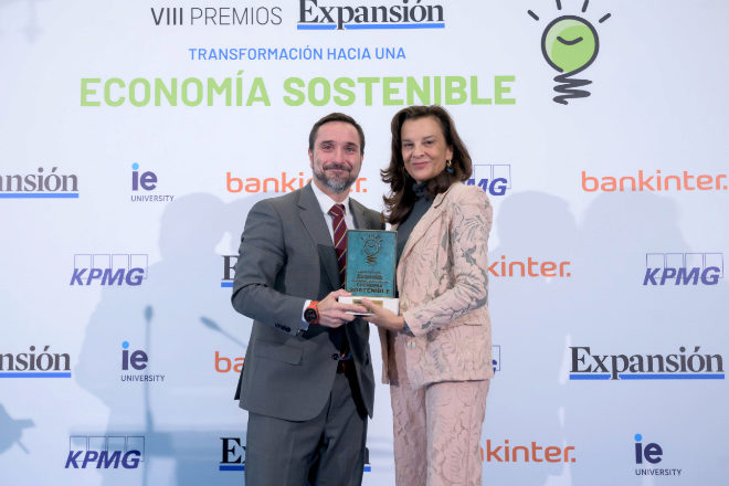 María Paramés, directora de Personas, Comunicación Corporativa y Calidad de Bankinter, entrega el  premio a Jorge  Álvarez-Naveiro, director de Márketing, Comunicación y Relaciones Institucionales de Antolin.