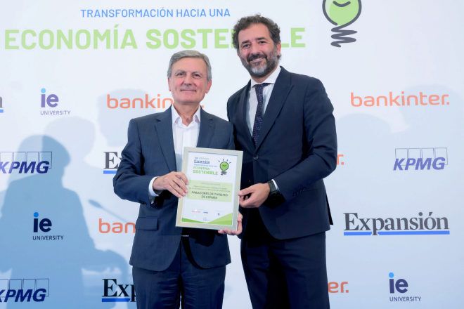 Javier García Pagán, de Unidad Editorial, junto a Pedro Saura, presidente y CEO de Paradores de Turismo de España.
