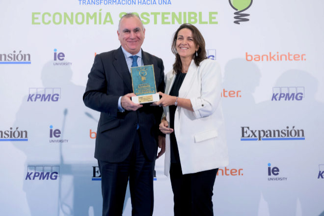 Alfonso Sánchez Vicente, director gerente de EMT Madrid, recibe el premio de manos de Inés  García-Paine, directora de Comunicación, Sostenibilidad  y Marca de Bankinter.