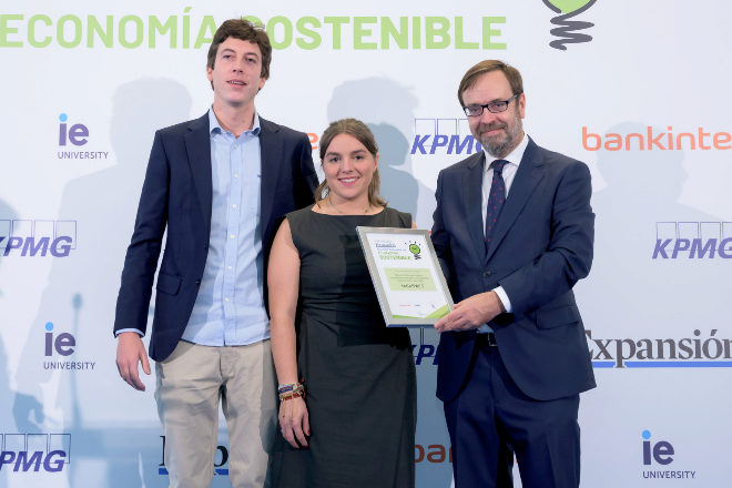 Manuel Docavo, cofundador y CEO, y Blanca Travesí, cofundadora y COO de U4Impact, reciben el premio de Ramón Pueyo, de KPMG.