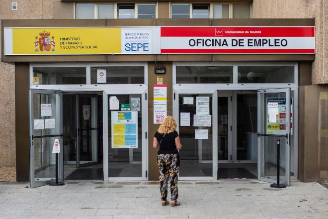 Una mujer a las puertas de una oficina de empleo en Madrid (España).