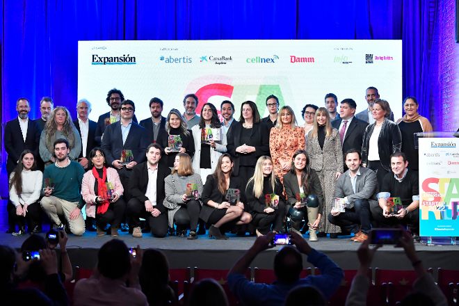 Foto de familia de premiados, jurado y patrocinadores en los Premios EXPANSIÓN Start Up de 2022.