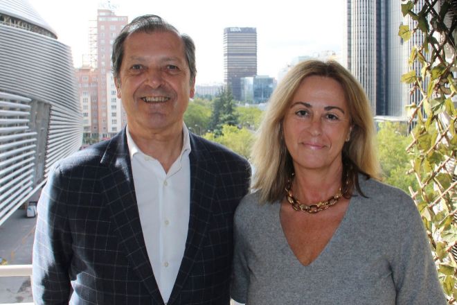 Enrique Sanz, socio fundador de Club Legal, junto a la nueva socia Beatriz Cordero.