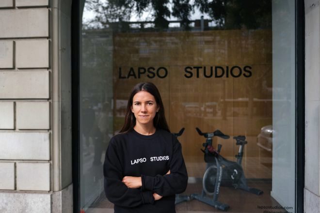Eugenia Llopart, fundadora de Lapso Studios, frente al local de la marca en Barcelona.