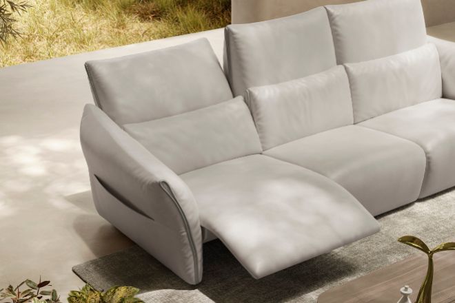 El sofá Wellbe de Natuzzi Italia incorpora el sistema "Triple Motion" para acomodar todas las partes del cuerpo; de 294 cm y piel, 9.255 euros.