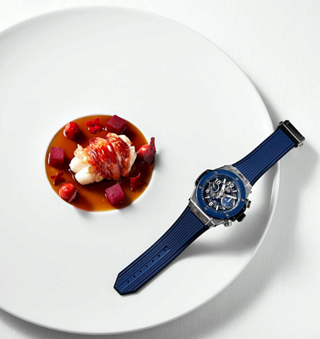 Bogavante asado y descascarillado sobre jugo de pimientos, con el reloj Big Bang Unico Titanium Blue Ceramic (21.900 euros).