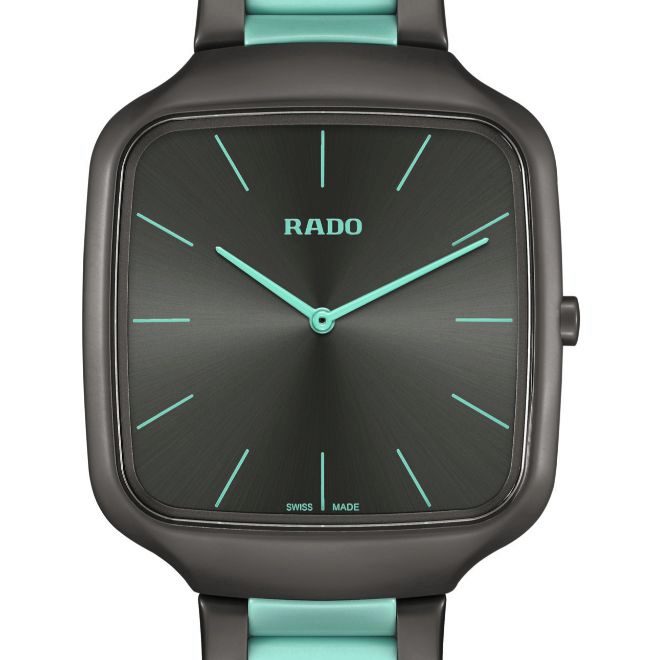 Por primera vez Rado combina dos acabados diferentes de cerámica en uno de sus relojes. Lo ha hecho con esta versión del True Square Thinline Les Couleurs Le Corbusier. Existe una segunda versión en marrón oscuro y marfil. 
