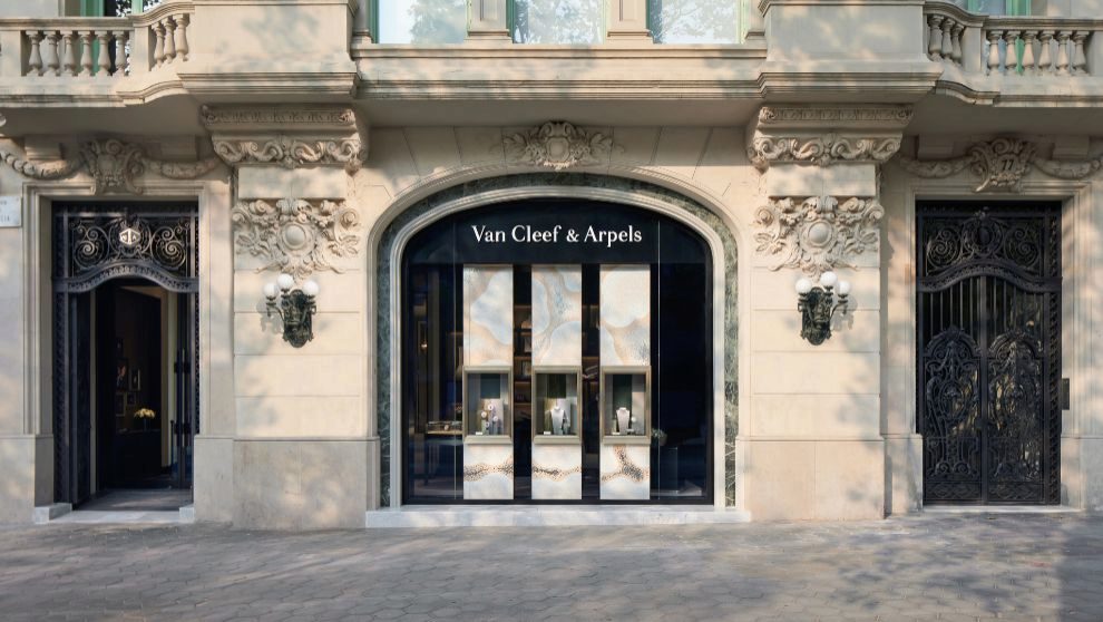Fachada de la nueva boutique de Van Cleef &amp; Arpels en Barcelona.