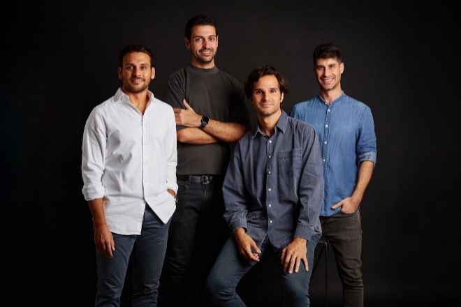 De izquierda a derecha, Jordi Ferré, CEO y cofundador de Kamleon; Daniel Vea, director de ingeniería; Gonzalo Roca, director de negocio y cofundador, y Adrià Arnaste, director de producto y diseño de la compañía.