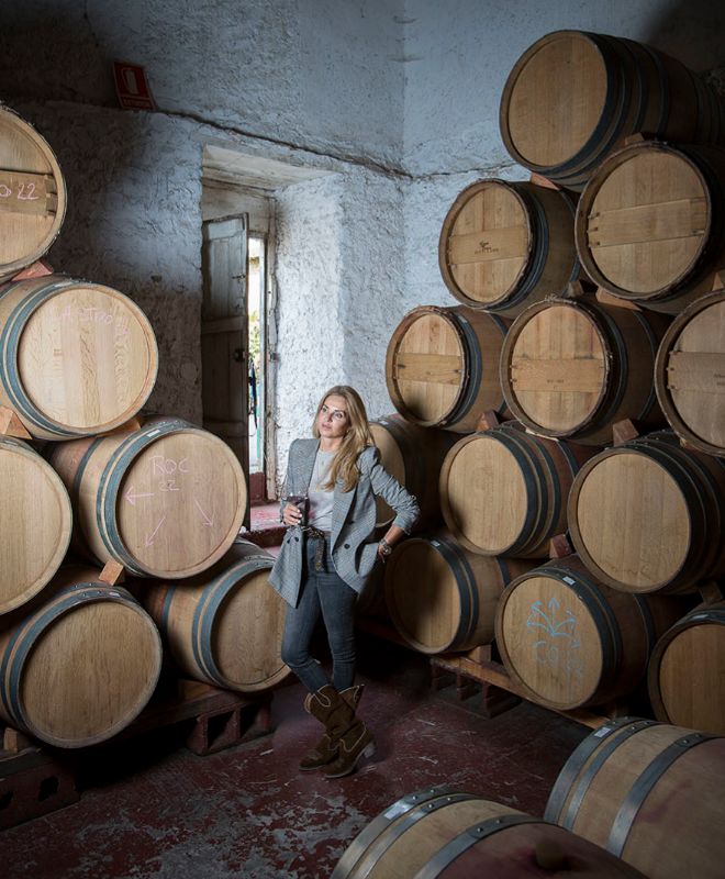 Verónica Ortega, 45 años,  entre las barricas de crianza de sus vinos, en su antigua bodega del centro de Valtuille de Abajo (León).