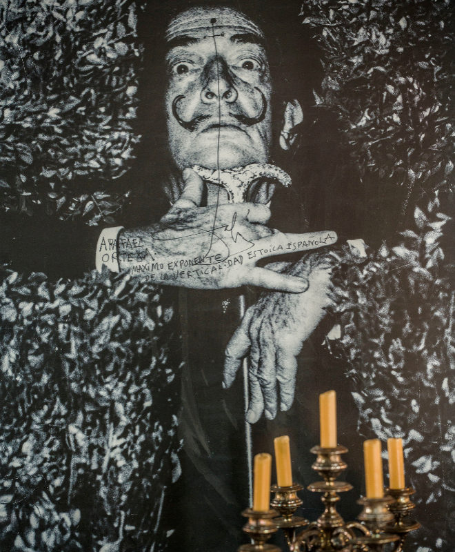 Retrato de Salvador Dalí en la bodega de Verónica Ortega, con una dedicatoria del artista a su padre torero: "A Rafael Ortega, máximo exponente de la verticalidad estoica española".