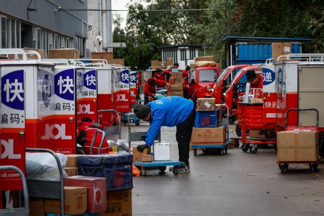 Récord de envíos de paquetería en China por el Día del Soltero