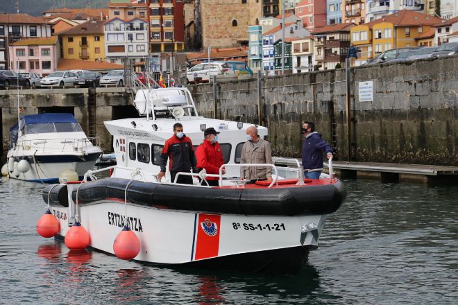 La cobertura de riesgos autonómicos incluye las embarcaciones. En la foto, el consejero de Seguridad, Josu Erkoreca, en el barco de vigilancia y rescate Itsaas-Lagun, en   Pasaia.