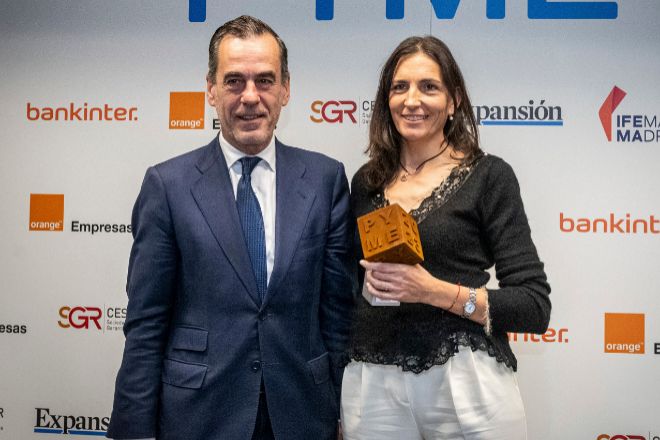 María Pilar Casado Navarro-Rubio, CEO y cofundadora de WorkandLife, recibe el premio de manos de Juan Arrizabalaga, director general de Ifema Madrid. 