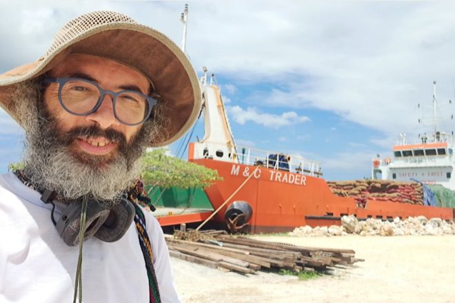 Gianluca Grimalda en su viaje de regreso a Europa viajó en un carguero entre dos regiones de Papúa Nueva Guinea, uno de los muchos medios de transporte que empleó para evitar el transporte aéreo.