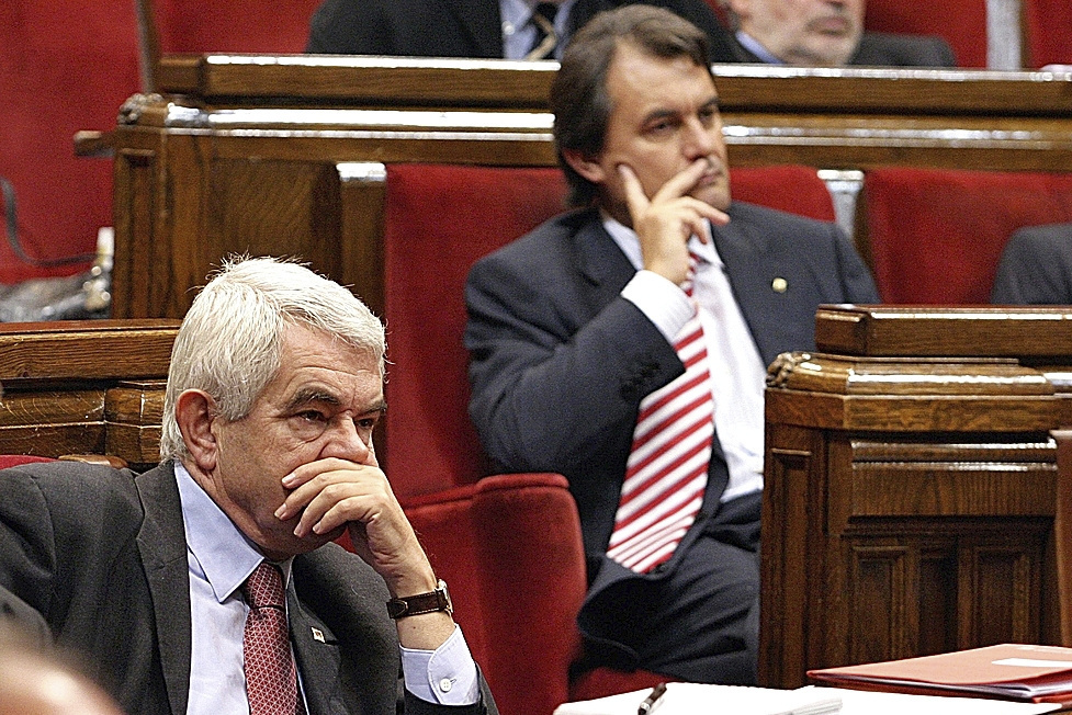 Pleno del Parlament del 30 de septiembre de 2005, en el que se aprobó la reforma de Estatut. En la fotografía, el entonces mandatario autonómico, Pasqual Maragall, y Artur Mas, que en aquel momento lideraba la oposición.